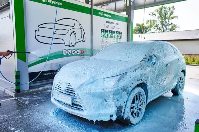 Myjnia bezdotykowa: Koszty, zyski i zwrot? Pełna analiza inwestycji