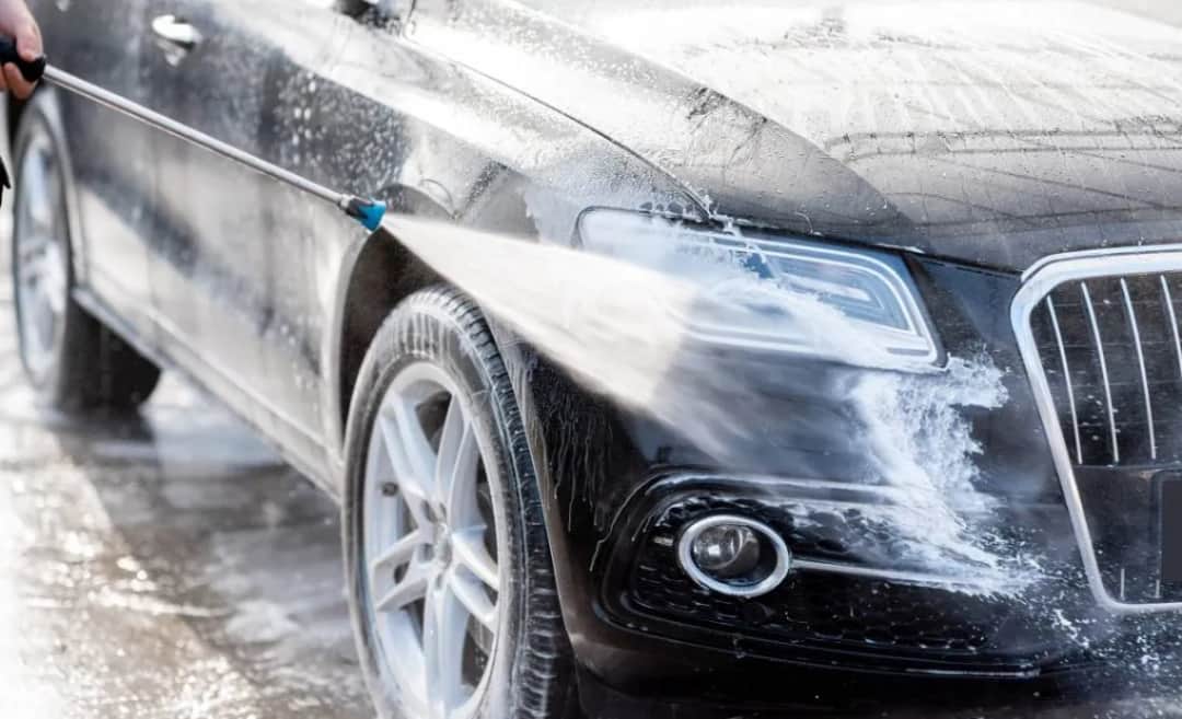 Jak myć samochód? Lśniący lakier bez rys i zacieków! Poradnik.