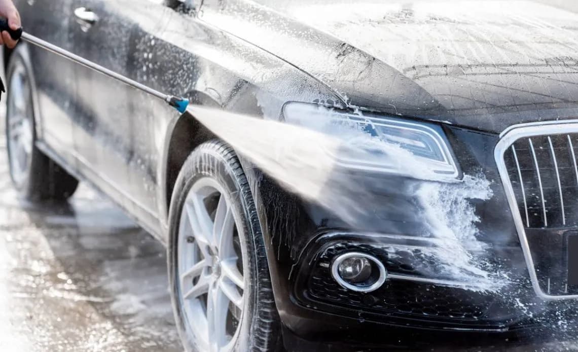 Jak myć samochód? Lśniący lakier bez rys i zacieków! Poradnik.