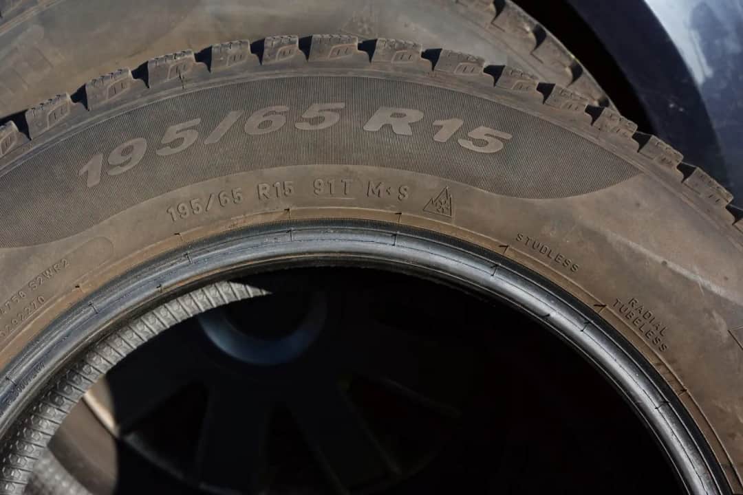 Rozszyfruj symbole na oponach: Klucz do bezpieczeństwa i wyboru