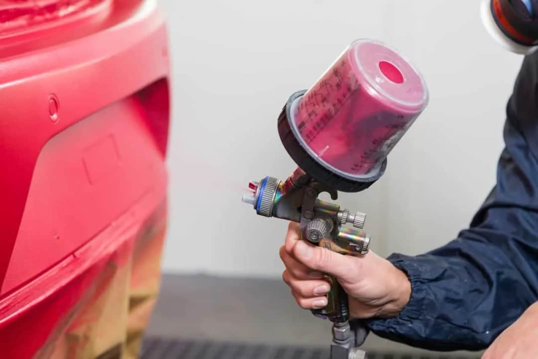 Ile trwa lakierowanie zderzaka? Ekspert radzi: czas i koszty