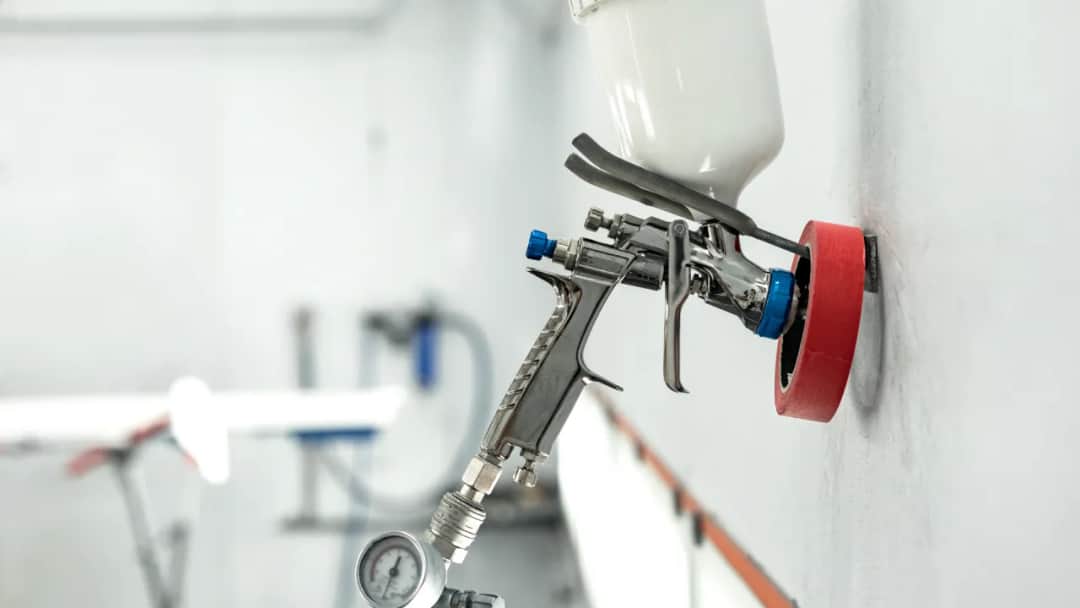 Jaki pistolet do malowania samochodu? Wybierz idealny lakier!