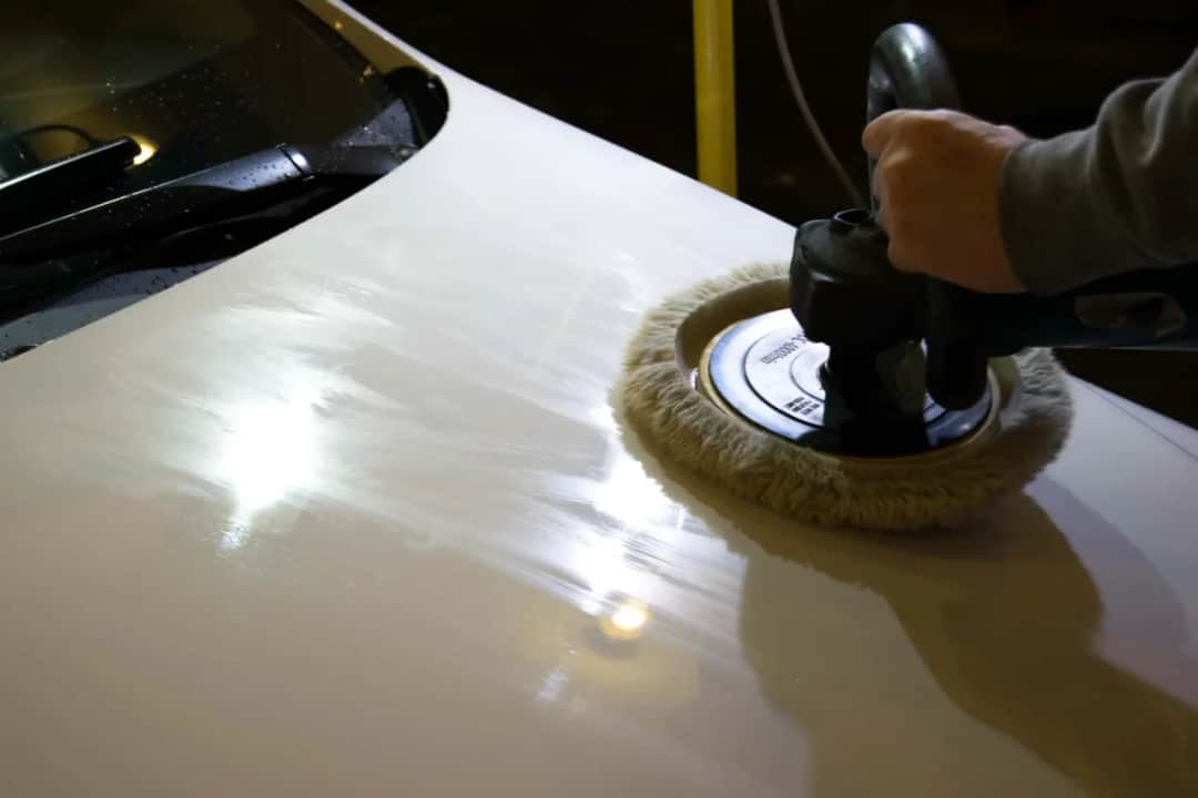 Lustrzany blask auta: Czym i jak polerować lakier samodzielnie?