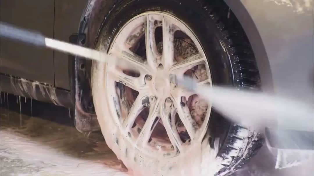 Jak myć czarny samochód? Sekret idealnego blasku bez rys!