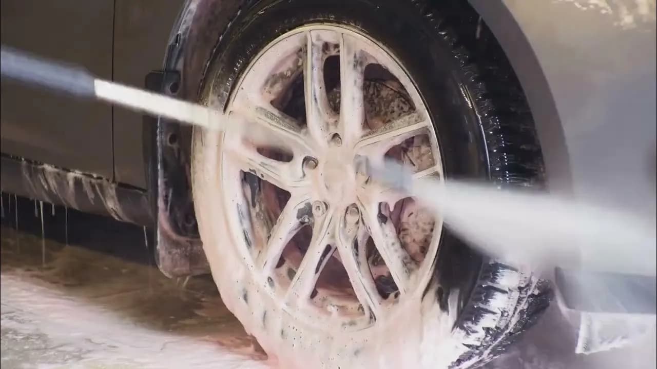 Jak myć czarny samochód? Sekret idealnego blasku bez rys!