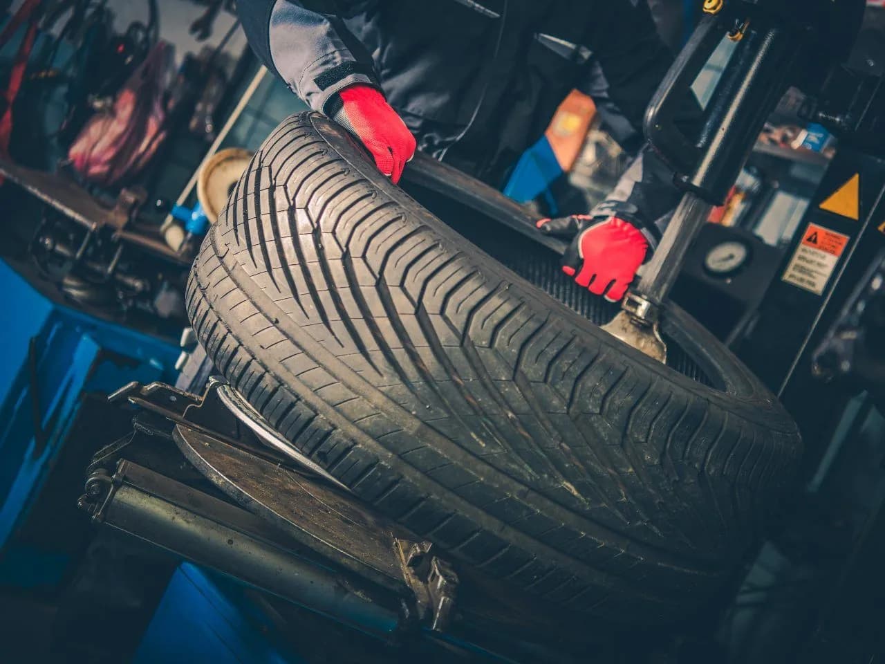 Ile waży opona ciężarowa? Waga, koszty i ładowność w TSL