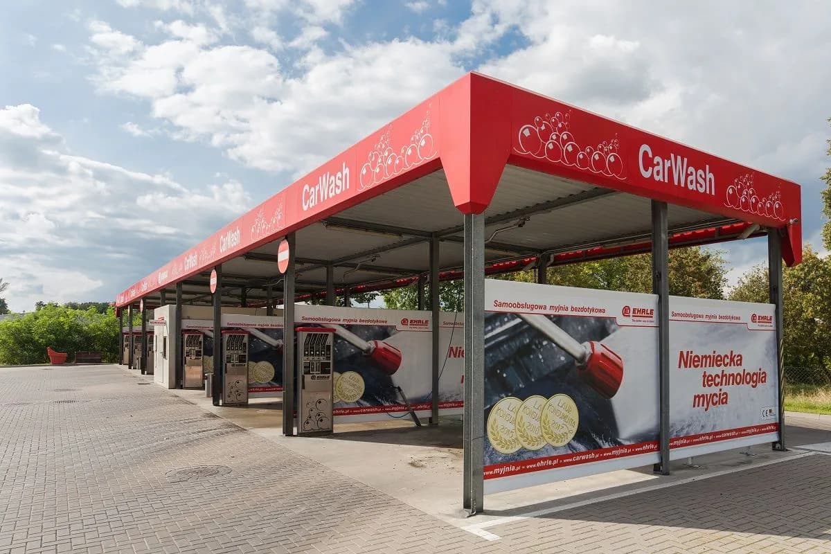 Budowa myjni bezdotykowej: Koszty od 400 tys. zł. Czy się opłaca?