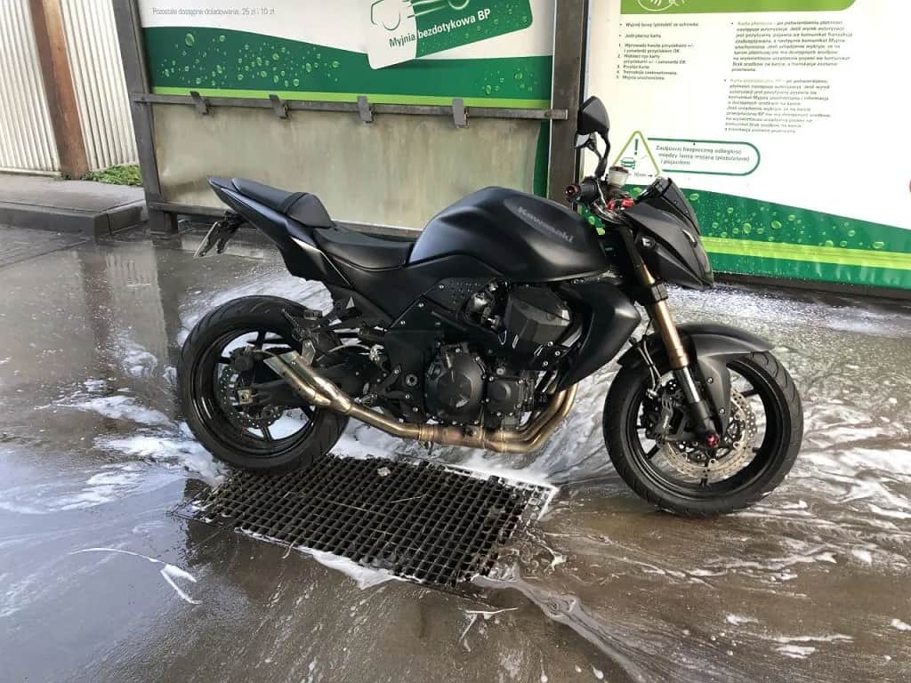 Mycie motocykla na myjni: jak nie zniszczyć maszyny? Poradnik.