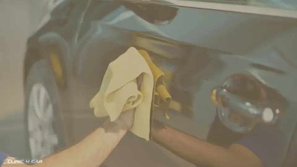 Lśniące auto bez zacieków? Jak dobrze umyć auto na myjni