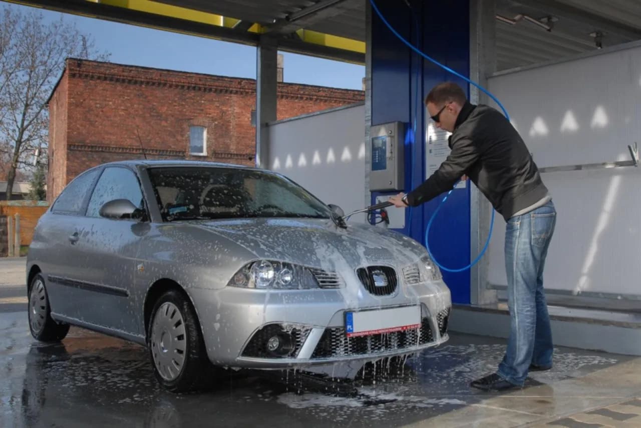 Lśniące auto z myjni bezdotykowej: jak myć bez rys i zacieków?