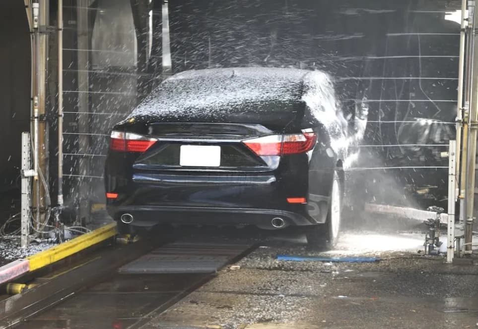 Myjnia bezdotykowa: Ile kosztuje i czy się opłaca? Analiza inwestycji