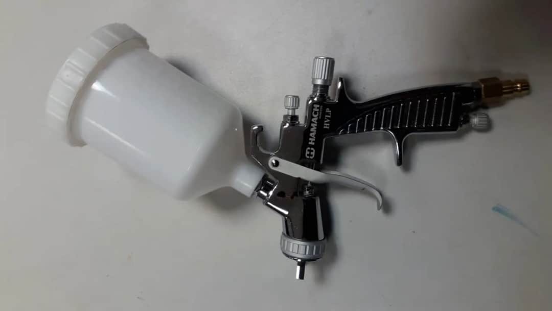 Idealny lakier? Ustaw ciśnienie pistoletu lakierniczego jak ekspert!