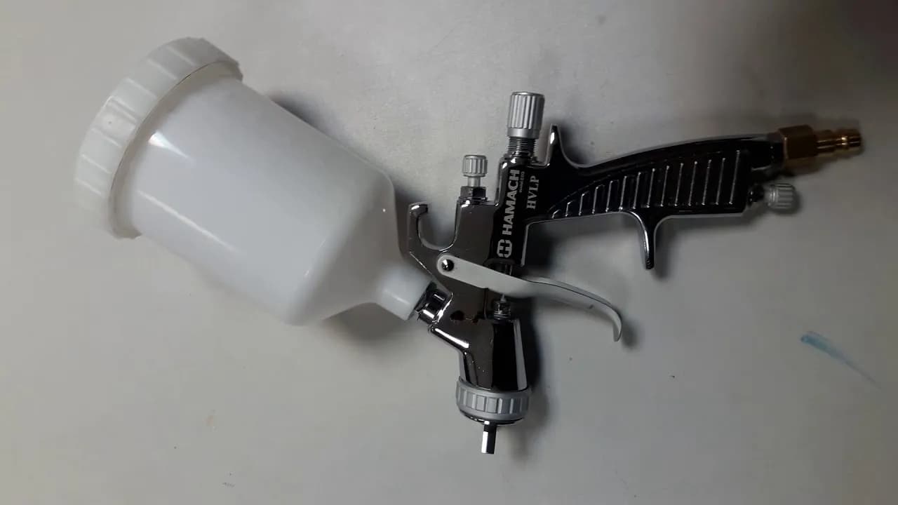 Idealny lakier? Ustaw ciśnienie pistoletu lakierniczego jak ekspert!