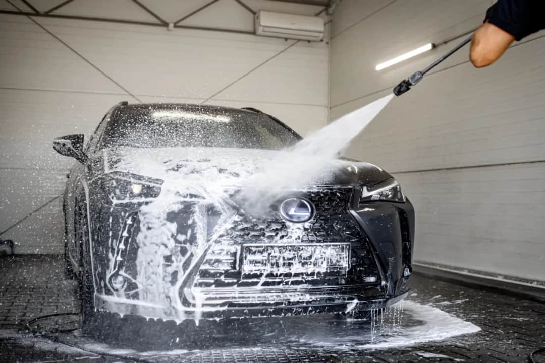 Myjnia bezdotykowa: Krok po kroku do lśniącego auta bez smug